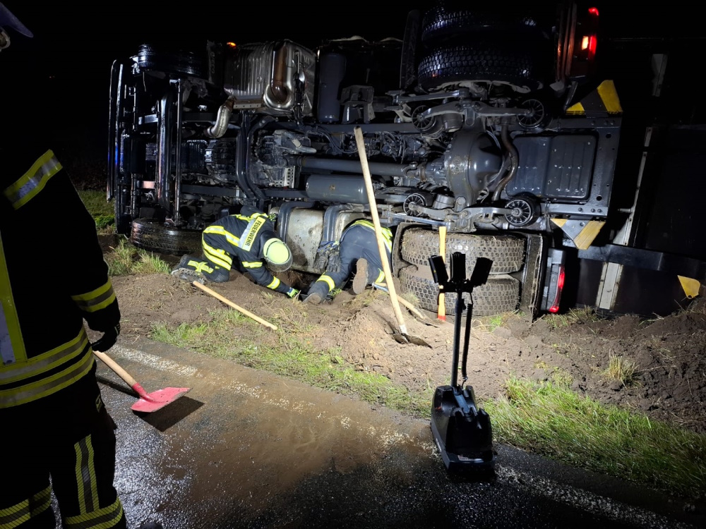 2024 11 28 VU LKW Mehrum Hämelerwald Feuerwehr2a