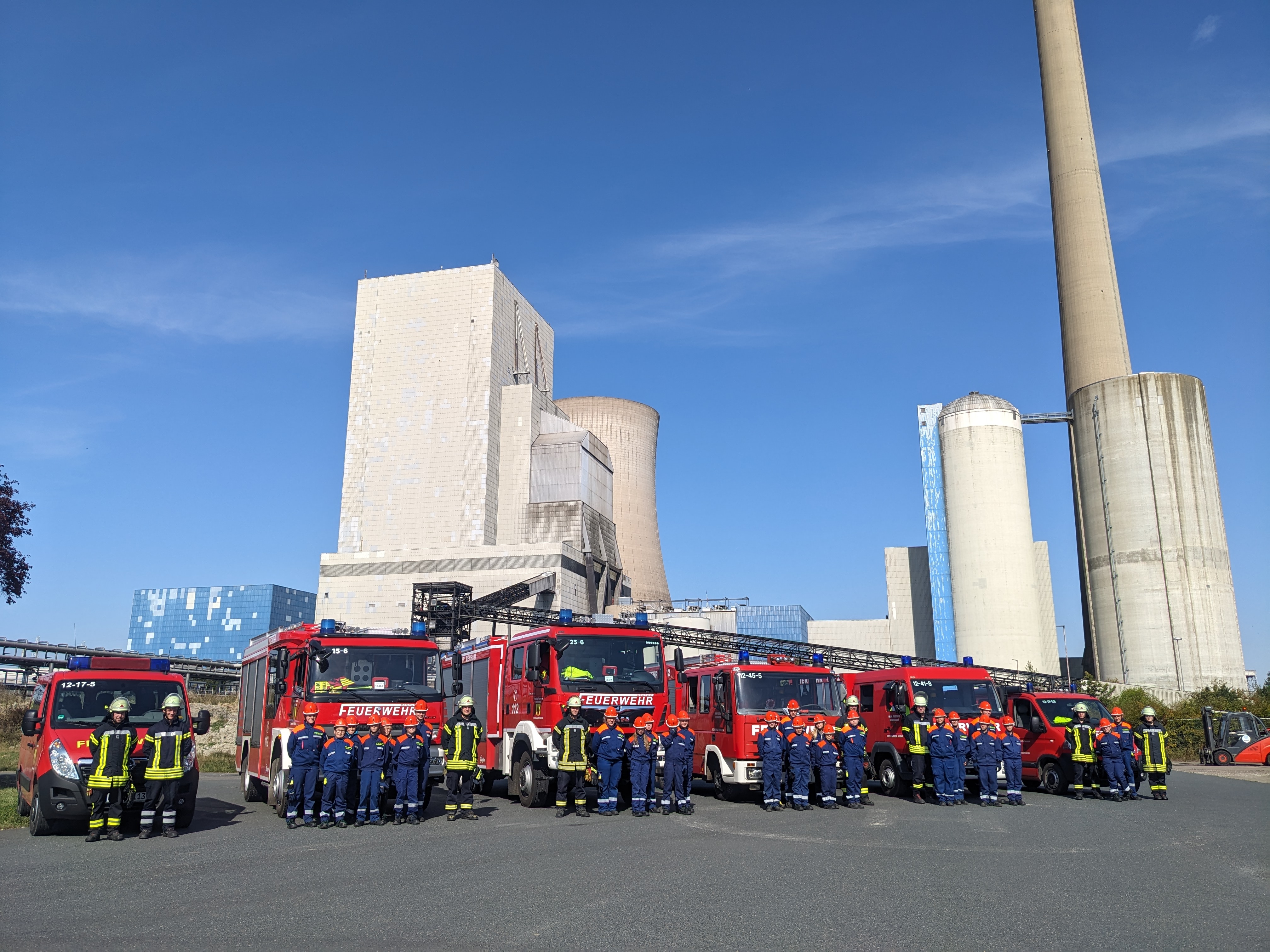 Gruppenfoto vor der Kraftwerkskulisse