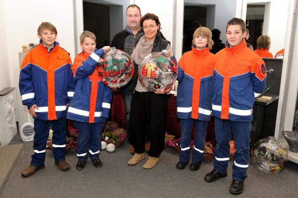 121129_uebergabe_kugeln_jugendfeuerwehr-soeh1