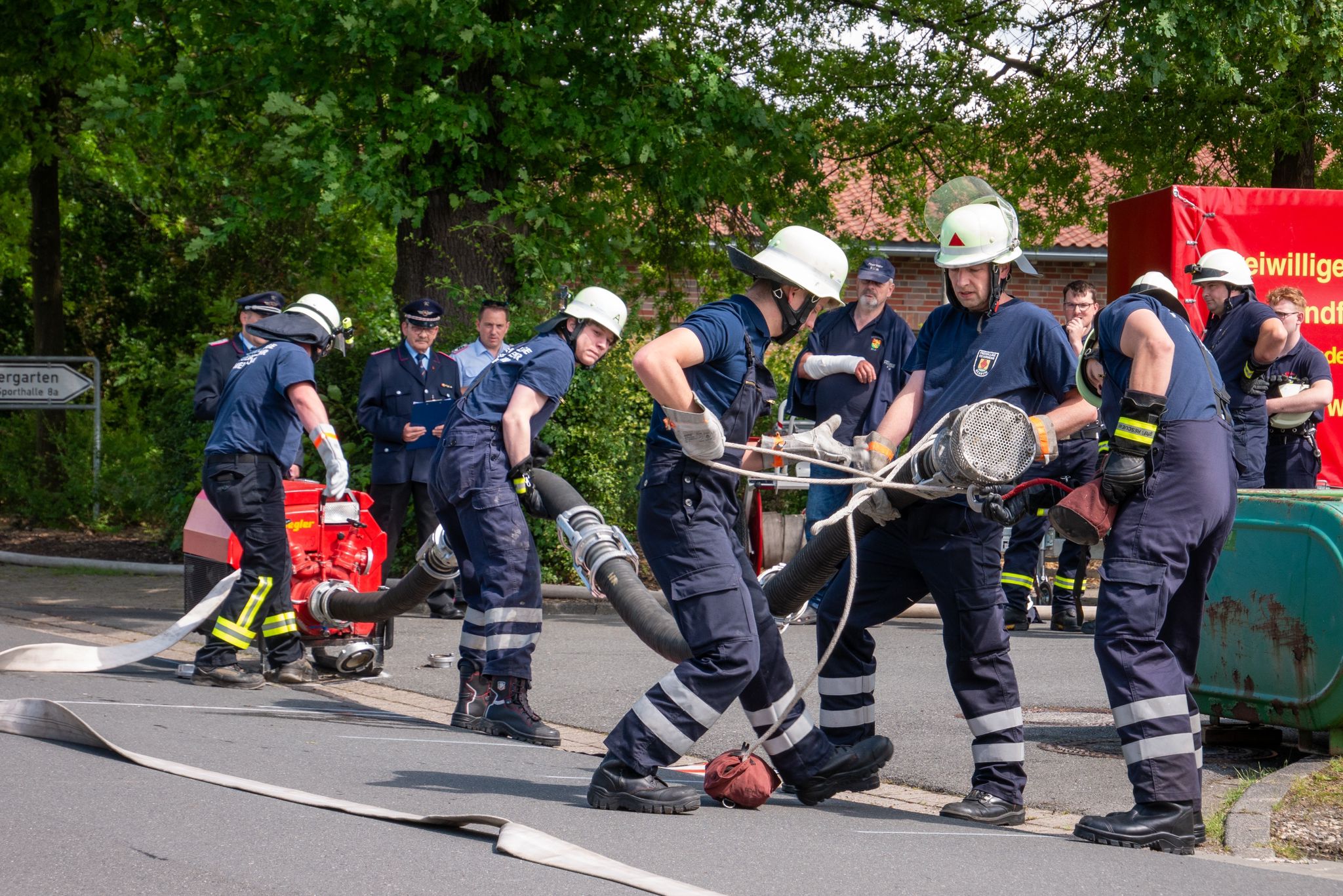 Gruppe Schäfer beim Kuppeln der Saugleitung